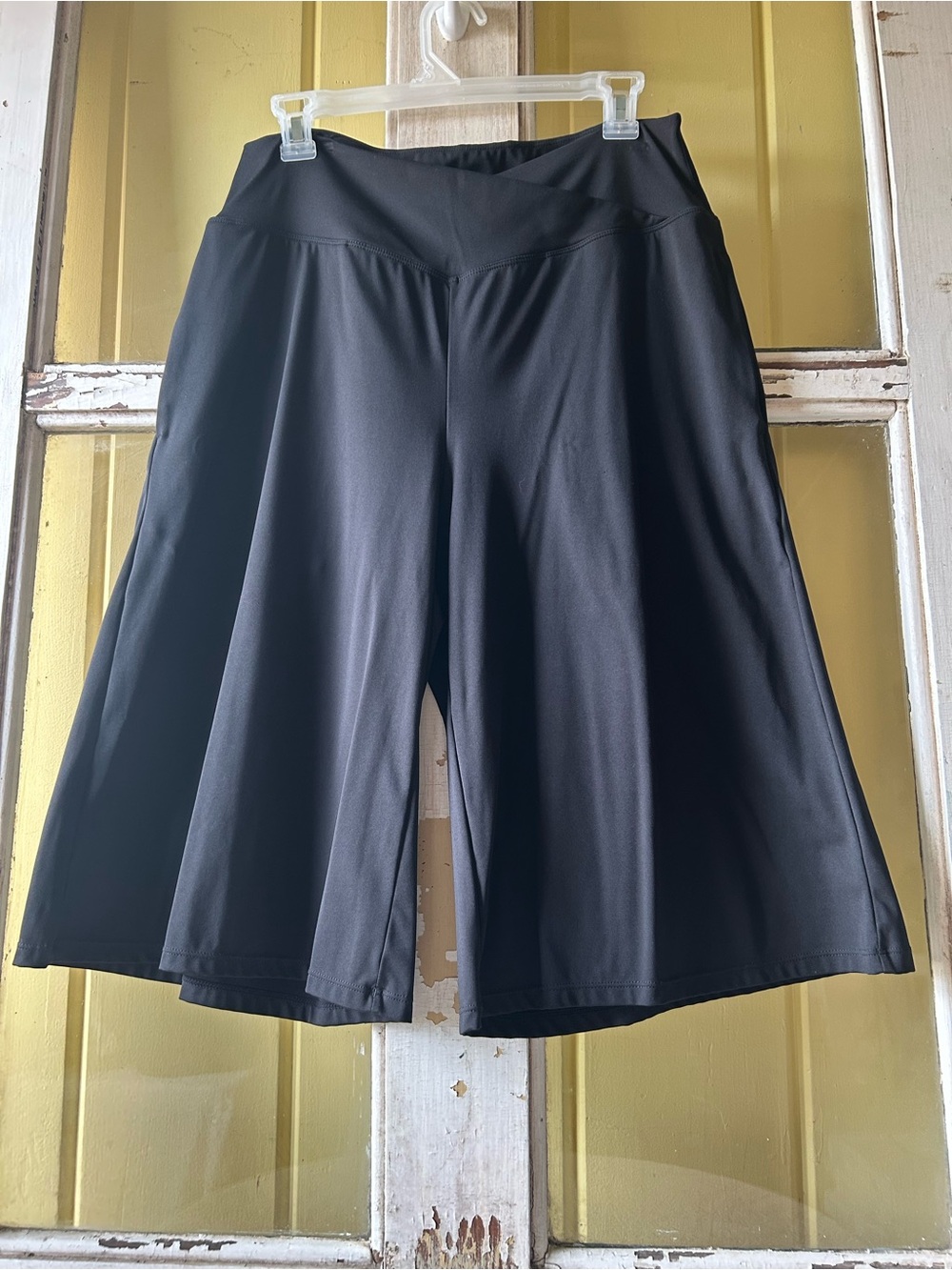HALARA Black High Waisted - Wide Leg Knee Shorts